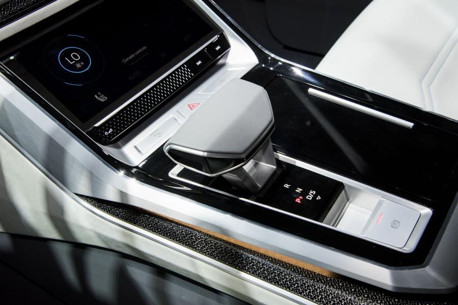 Детали интерьера Audi Q8 Concept 2017 года  (фото 44 из 46)
